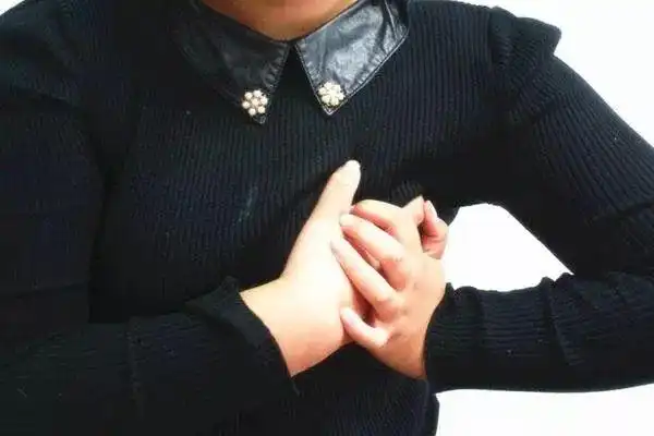 时不时感到胸部疼痛是怎么回事?_乳房