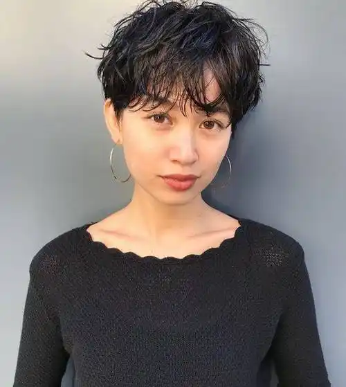 女人发型别管怎么剪,也要试试纹理烫短发,蓬松还时尚