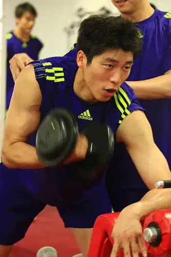 图文:中国男排进行体能训练 沈琼肌肉发达