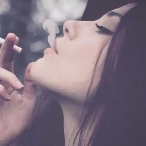 qq霸气头像女吸烟