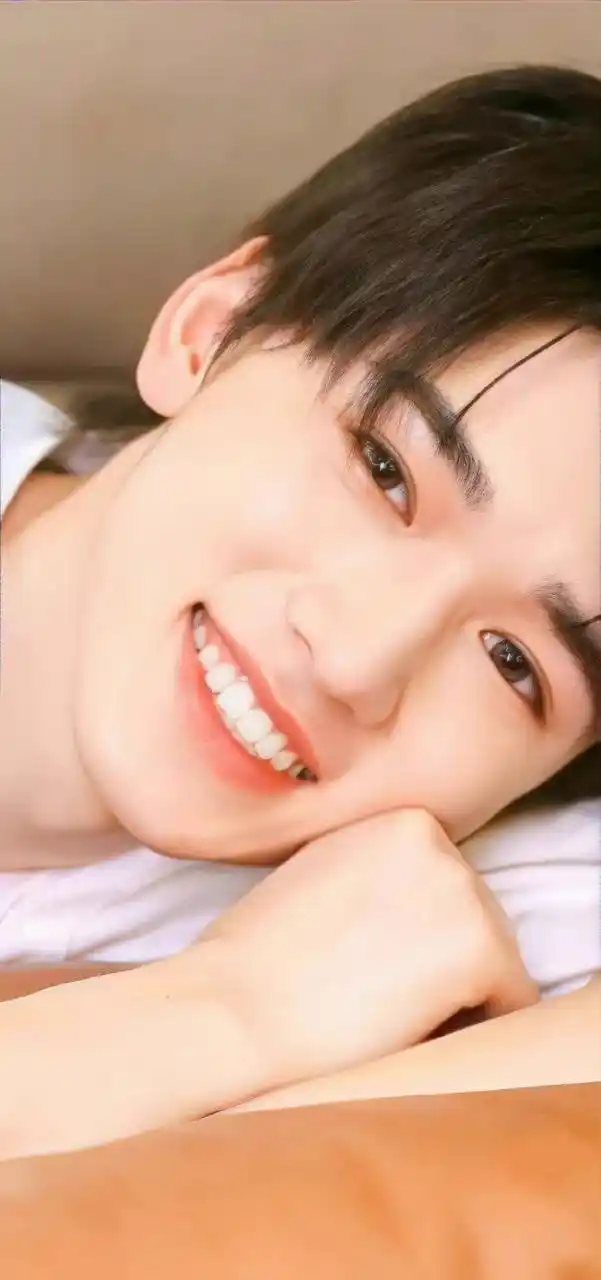 宋亚轩 腼腆的大男孩,治愈系笑容#娱乐# #宋亚轩