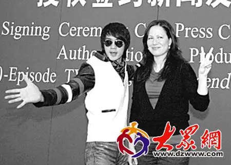 主演陈国坤前天与李香凝(右)一起出现,陈国坤现场展示李小龙的招牌