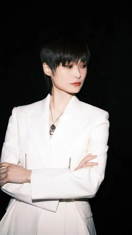 女明星里,李宇春穿西装真的是最好看的了!又美又飒!