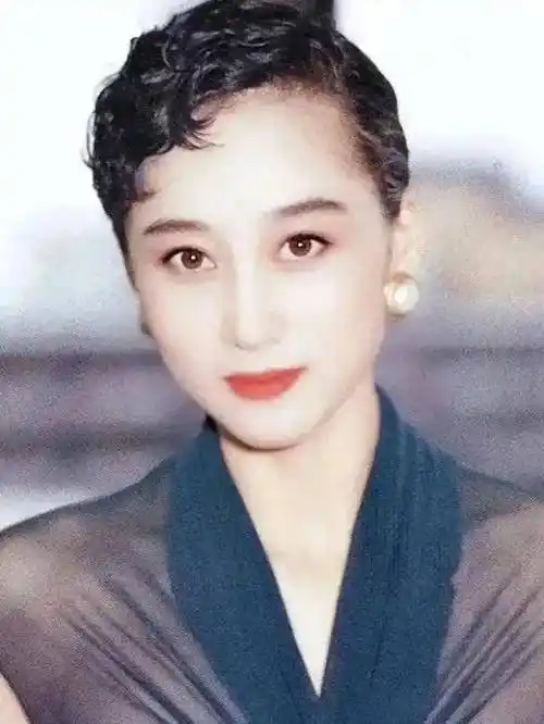 63岁利智和61岁李连杰近照曝光,网友感叹:夫妻俩老到