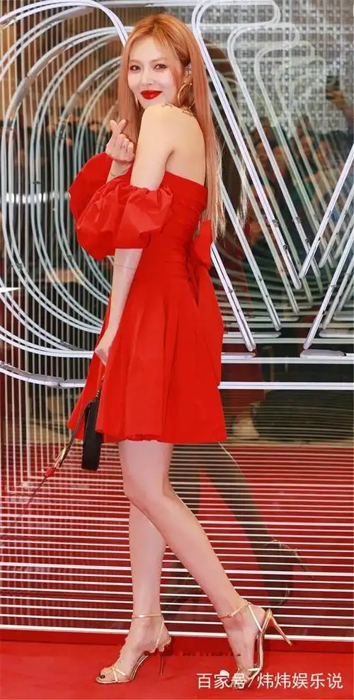 金泫雅真不愧是"小野马",一字肩红裙搭配大红唇,美成全场焦点