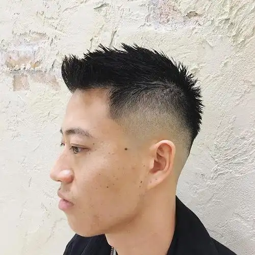 男生把两边推光的发型都很有型