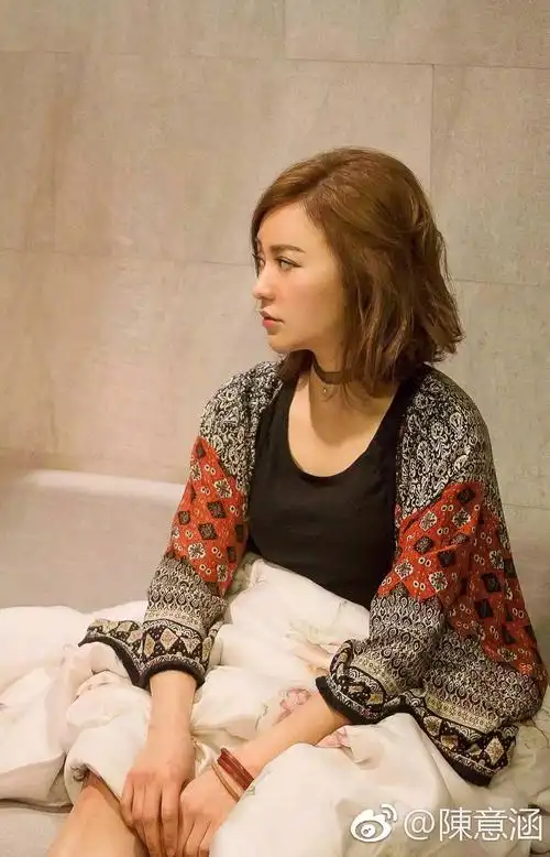 最大的变化是,发色从之前的黑色碎发变成了非常有腔调的檀棕色,没有金