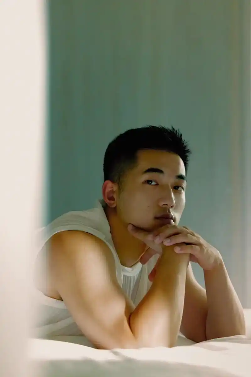 想标题很难,想你很容易.#男生写真 #肌肉男养成中 #少年感 - 抖音