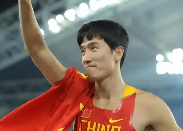 刘翔退役后转型成功!如今当模特亮相走秀舞台,又高又帅魅力十足