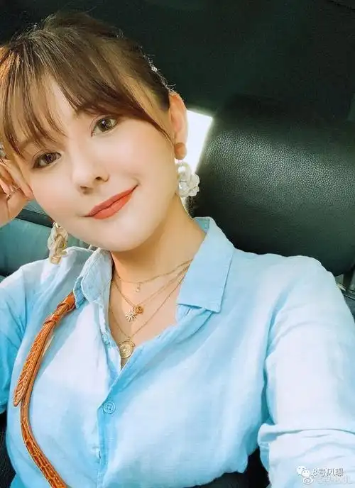 而脱下檀棋的唐装,现实中的热依扎同样是个美人.