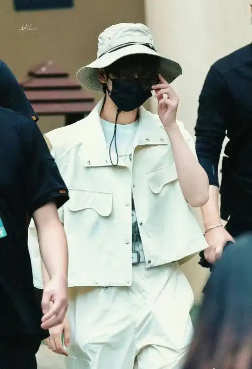 贺峻霖开沙滩车路透