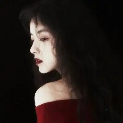 黑暗系女生头像 冷艳忧郁网红女生头像