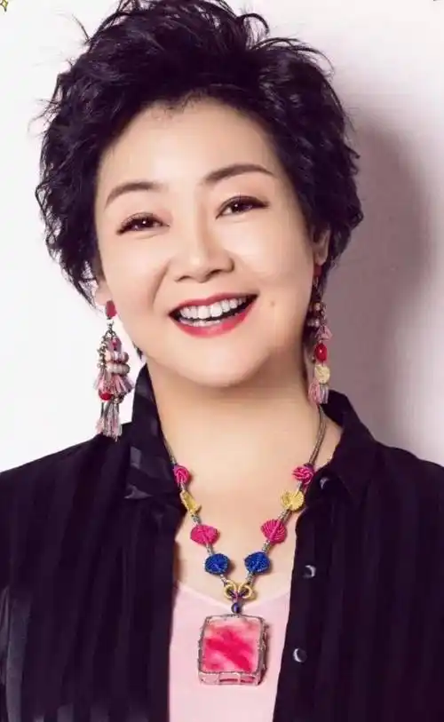 郑晓宁:与萨日娜是发小,49岁再婚娶圈外女子,幸福美满_沫沫_叔叔_工作