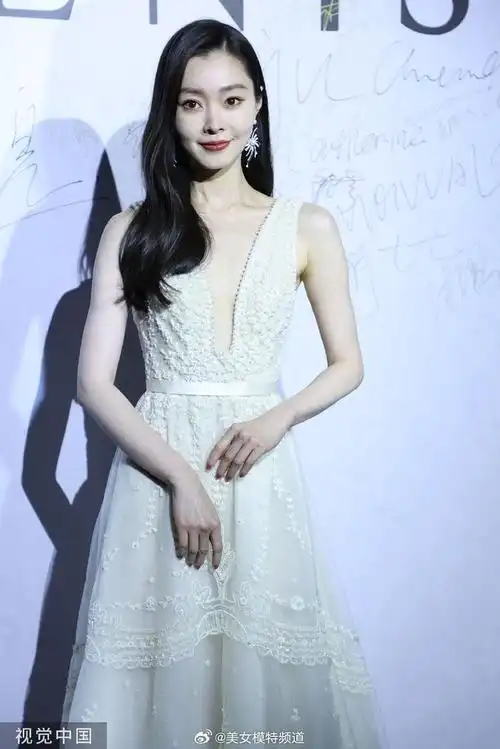 宋轶纯白礼服造型亮相活动皮肤发光气质温婉