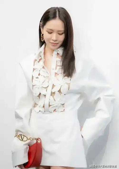 原创42岁孙艺珍长发披肩出席活动穿白裙温柔又优雅眼角有了皱纹