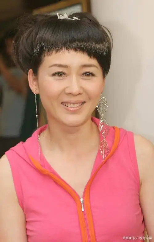 建议上了年纪的女人:学56岁茹萍这样穿搭,基础简单却很有气质