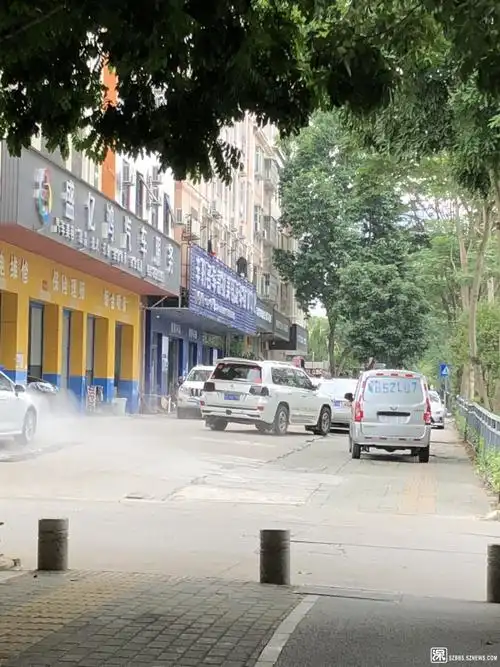 龙岗区龙城街道回龙路东行 深中龙岗初级中学公交站旁的人行道年久失