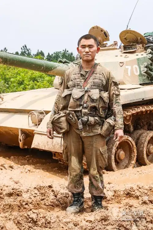 装甲兵泥水和着汗水是青春最美的样子组图7