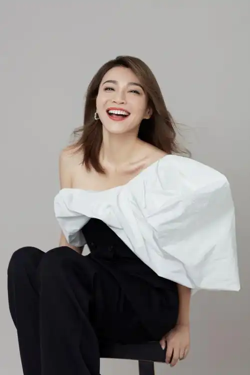 最美方程式女赛车手张岩回归赛道 "弯道超车"演绎人生多种可能