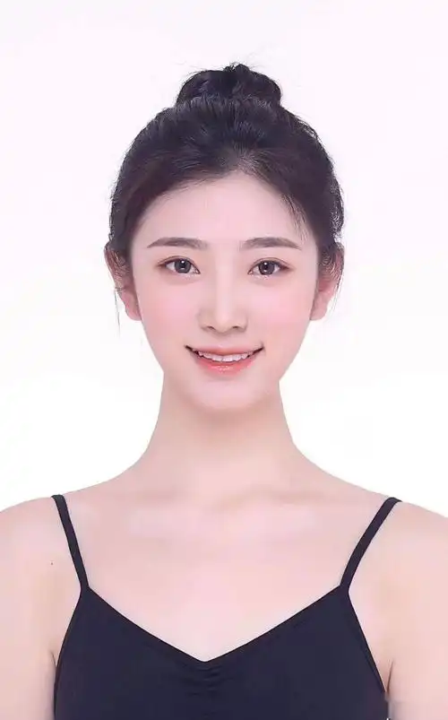 从照片能看出清冷感,非常典型的"高姐".