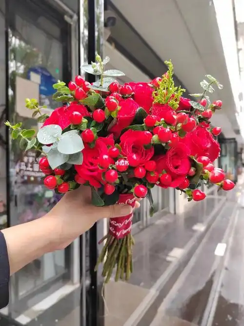 19朵红玫瑰红豆新娘手捧花