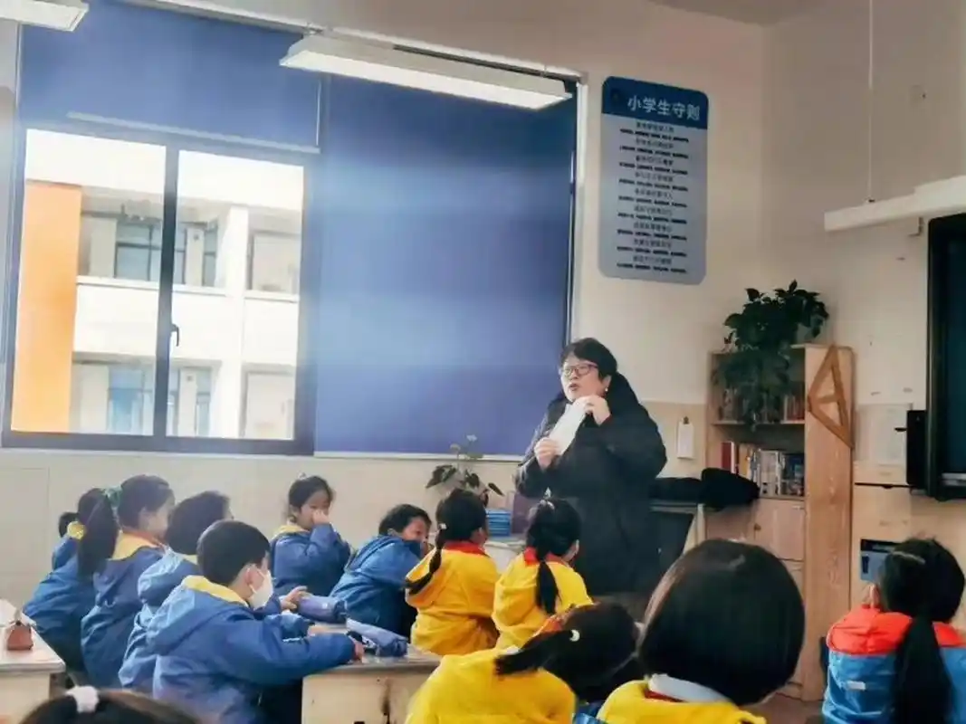 【小学女老师用卫生巾当教具给孩子上课:讲解女性生理期健康话题】
