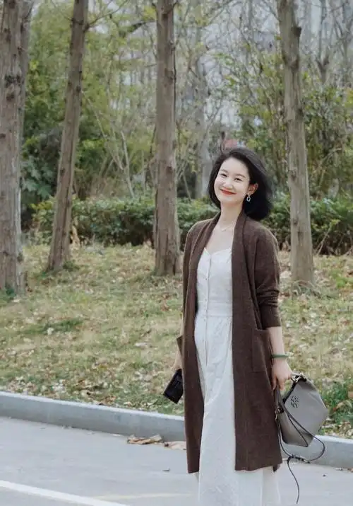 四十岁的女人春装怎么穿好看试试针织衫裙子优雅又时髦