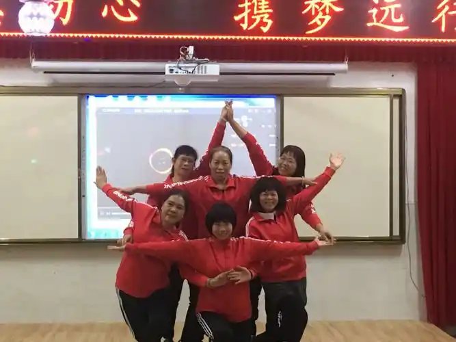 看我们的五角星正不正?美不美?我们摆得快不快?