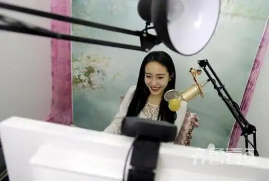 一名网络女主播正在进行网络直播