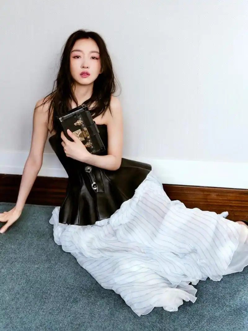 周冬雨时装周美拍,争议声中展个性.