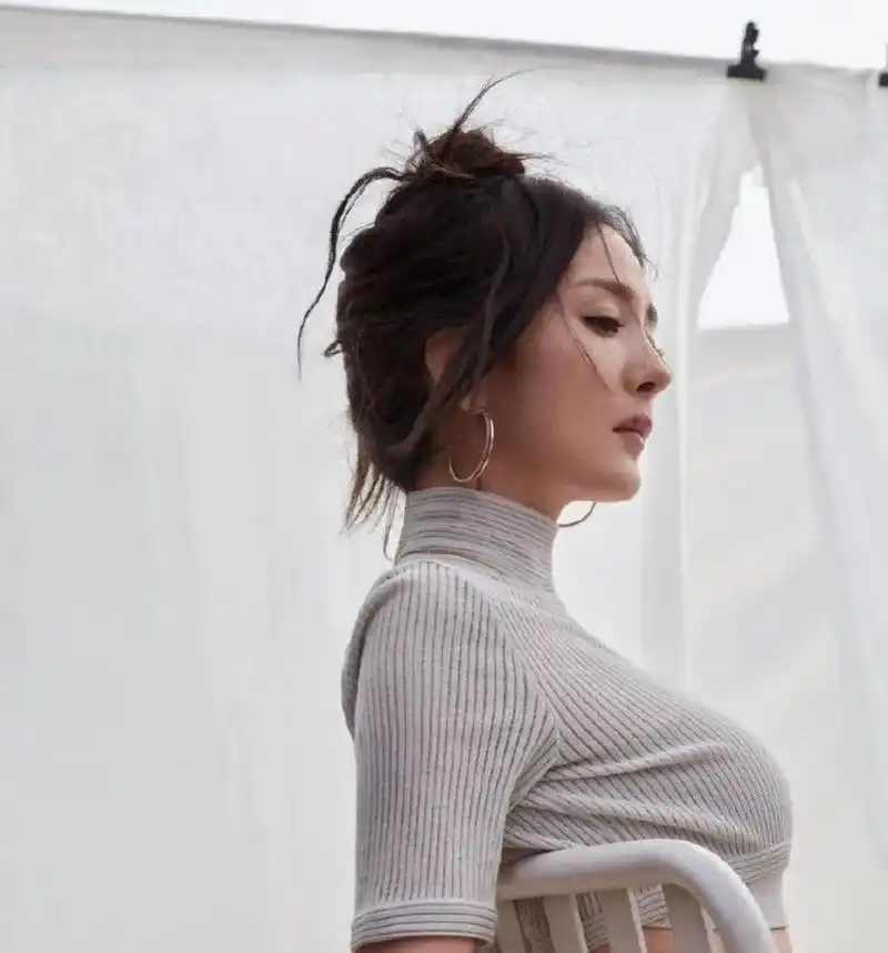 杨幂夏日慵懒大片随性有张力 波浪卷发搭配雀斑妆好迷人 6767