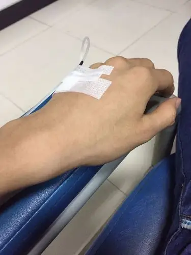 谁能不能帮我想一个.头疼输液没用的说说,谢谢