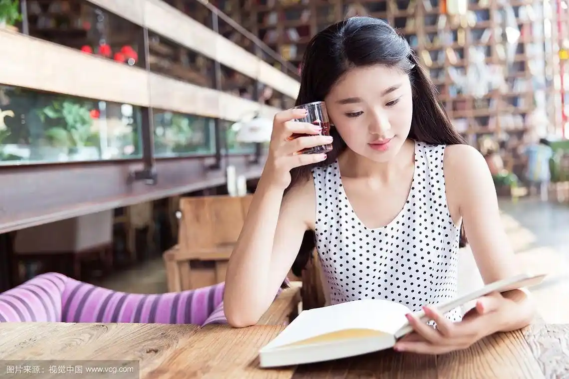 美女安静的在阅读书籍