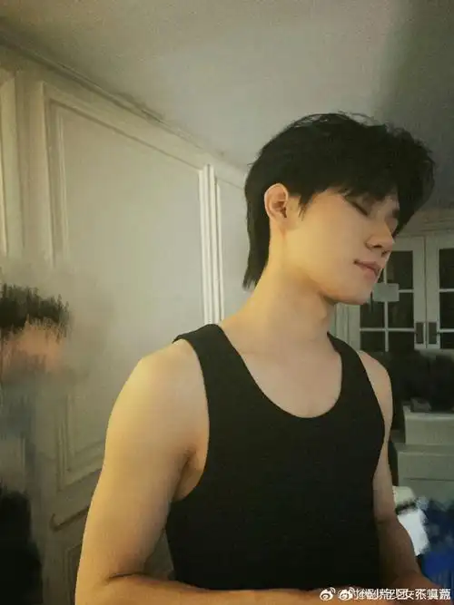 张真源发了好多侧颜照##张真源发完我就去睡觉了