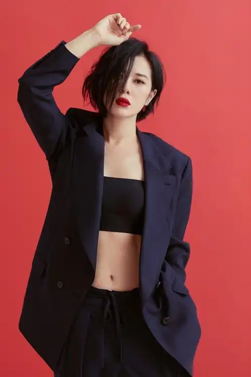 11 余男最新杂志大片曝光 优雅帅气诠释画报人生