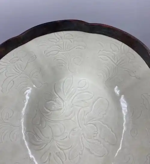 宋定窑:紫-白两面釉-薄胎双面刻花-八瓣花口镶嵌银边大碗.