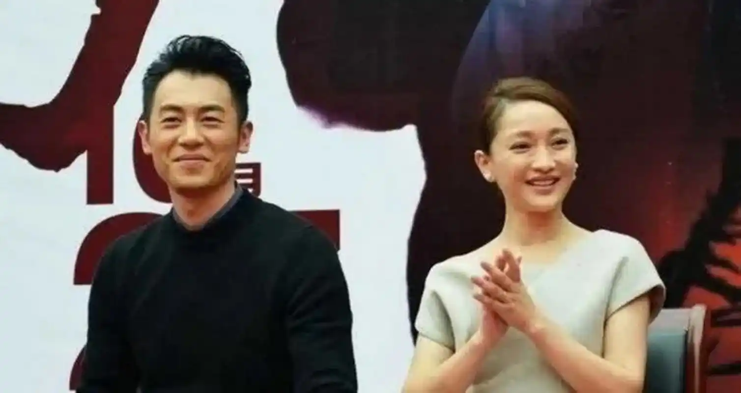 2013年,在拍摄《红高粱》时,朱亚文将周迅压倒在高粱地里,忽然周迅