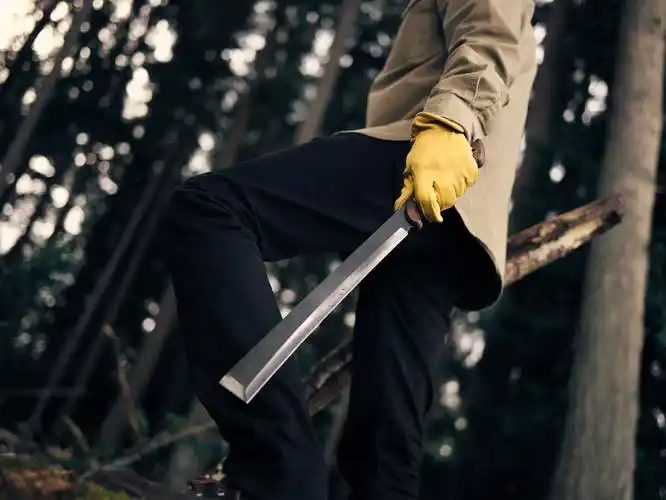 一把超级适合户外生存的刀霸气侧漏还可以放西瓜刀使用哦