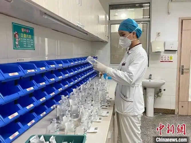 图为欧丹丹给患者配药. 林馨 摄