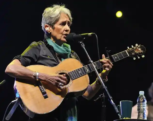 《donna donna》来自于是美国乡村女歌手,作曲家joan baez(琼贝兹)