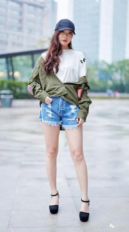人人都有的t恤,短裤,运动鞋,她们怎么穿的那么好看?