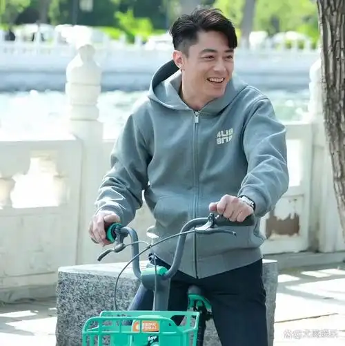 近日,网络上关于霍建华"老了"的言论甚嚣尘上,引起了广大粉丝和网友的