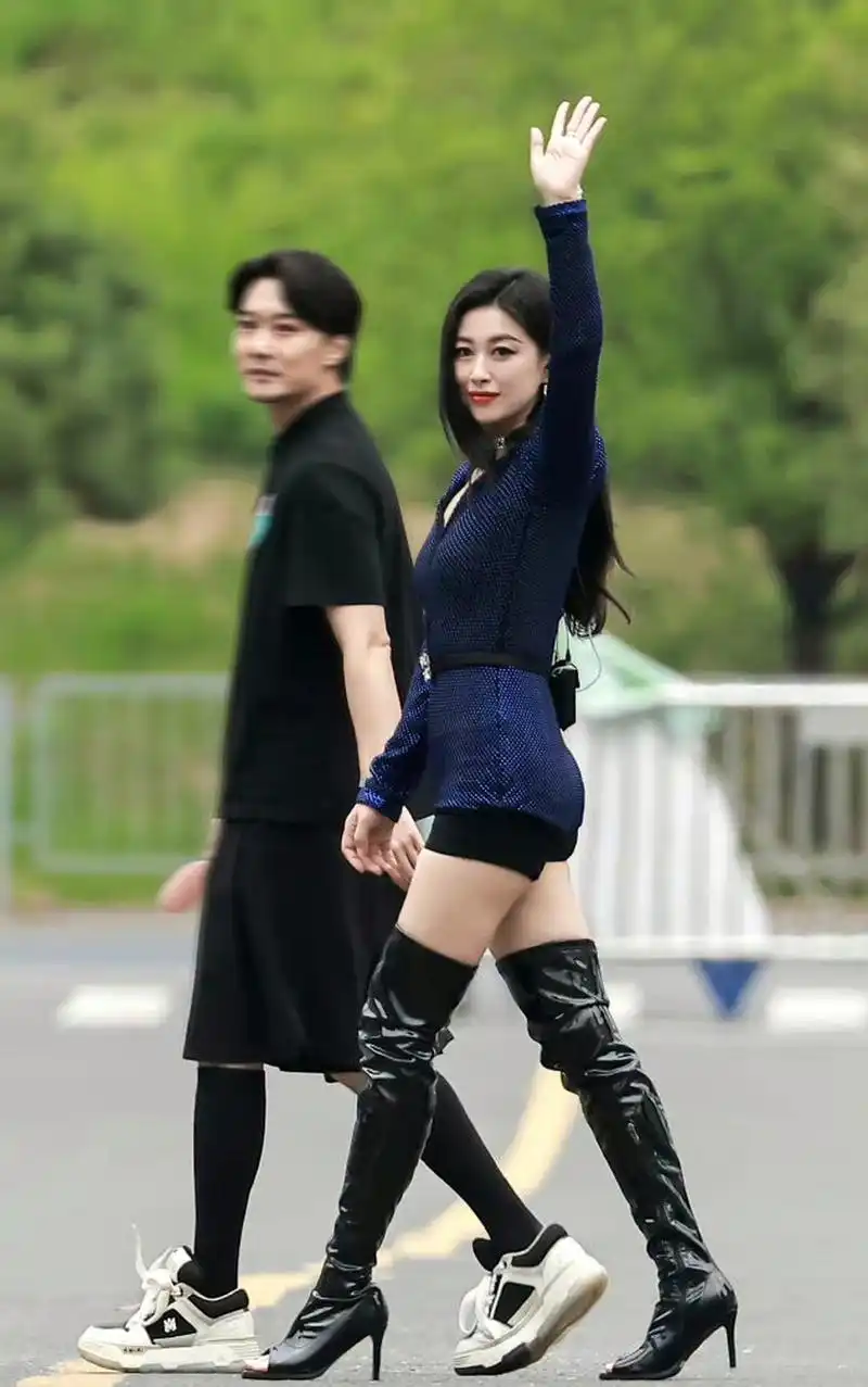 朱珠长筒皮靴大秀美腿