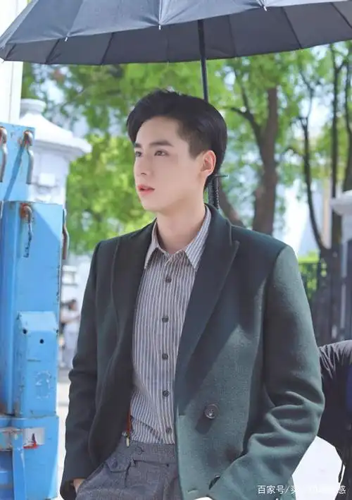胡一天身高有多高?休息时需要人撑伞,助理:我真的太难了!