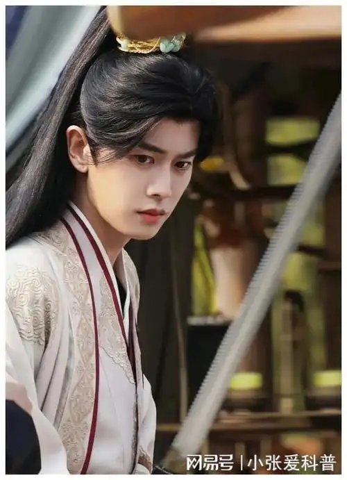 任嘉伦凤凰台上大婚路透,古装扮相依旧出色,尽显皇室风范