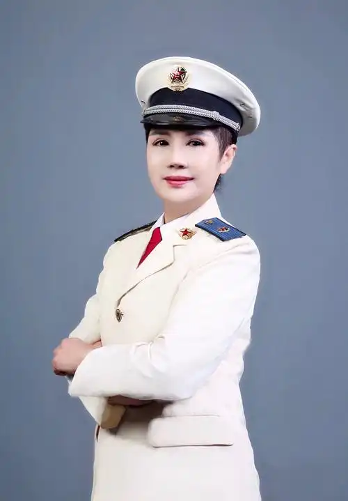 眷恋那一身圣洁的浪花白,那一抹神秘的海军蓝