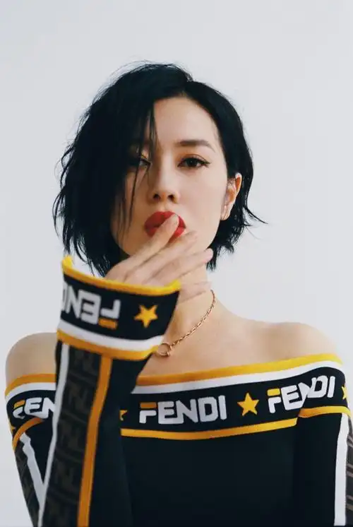 余男最新杂志大片曝光 优雅帅气诠释画报人生