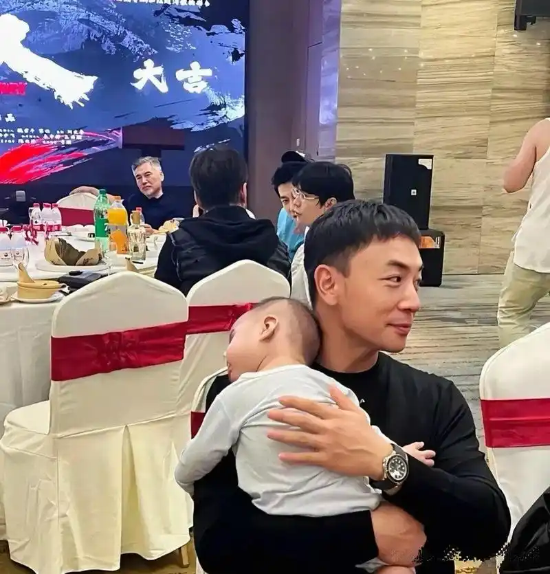 释小龙抱着儿子营业上线