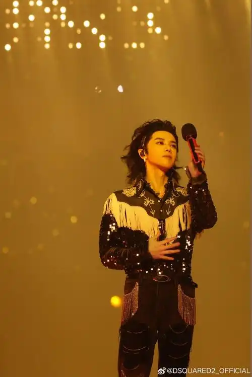 华晨宇yu身着#dsquared2_2023秋冬系列#刺绣流苏牛仔假领外套亮相个人