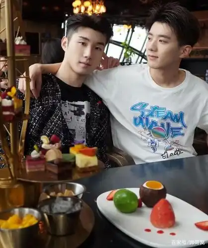 餐厅吃饭时拍到的二位阳光帅气的男生,干净清爽,画面唯美可人!